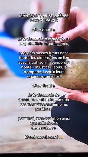 MANTRA POUR SE LIBÉRER DE SON PASSE: Cher double, je te demande d’effacer tous les potentiels négatifs créés, présents passés futurs dans toutes les dimensions en lien avec la trahison, l’abandon, la honte, l’injustice, l’abus, la tromperie, jusqu’à leurs origines premières. Cher double, je te demande de transformer et de transmuter ces mémoires en mémoires positives. pour moi, mon évolution ainsi que celle de ma descendance. Merci, merci, merci 🙏. À répéter aussi souvent que nécessaire #mantra