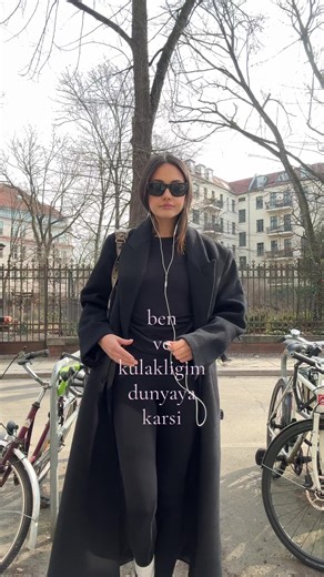 sinemeverything (@sinemeverything)’s video of Me In Public Vs My Headphones