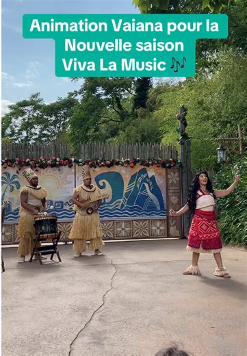 ✨ Ambiance des îles avec Vaiana à Disneyland Paris ! 🌺🥁🎶 Dans le cadre de la nouvelle saison “Viva la musique”, Vaiana fait le show au rythme des îles, accompagnée de trois musiciens guitare et percussions ! L’animation est pleine de soleil, de bonne humeur et d’énergie — un vrai moment de chaleur tropicale en plein cœur du parc. 🌞 Entre les rythmes entraînants et les pas de danse de Vaiana, cette animation apporte une touche de voyage et de magie en plus à Disneyland Paris. À ne surtout pas
