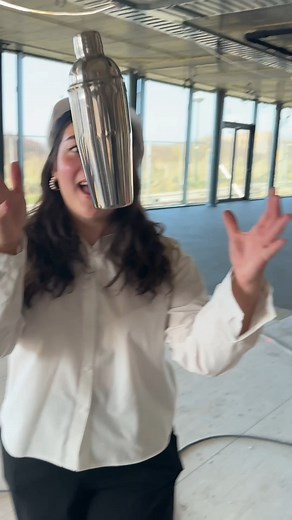 Klaar voor de start... maar eerst nog even de bouwhelm op! 👷‍♀️ Op 1 mei openen de deuren van het volledig vernieuwde Carlton Beach. En ja, daar hebben we jóu voor nodig! Of je nu de beste cappuccino’s maakt, gasten ontvangt met een glimlach of graag werkt met uitzicht op zee, wij zoeken nieuwe parels voor deze afdelingen: ✨ Front Office 🍸 Bar 🍽 F&B Bediening 🔥 Keuken 🧠 Beach Business 💆‍♀️ Beach Body Tot die tijd? Staat het team nog even in het bouwstof met helm én een glimlach. 😄 Vanaf 1