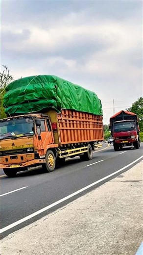 A CONVOY OF FUSO JUMBO TRUCKS WITH A FULL AND HEAVY LOAD SPEEDING FAST #shorts #trending #viral