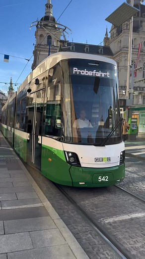 Heute war sie wieder unterwegs – die neue Flexity. 🚋✨ Bei einer weiteren Probefahrt zog sie durch Graz und zeigte einmal mehr, was in ihr steckt: modern, komfortabel und bald bereit für den Linienbetrieb. 💪🏻 Mit jeder Fahrt rückt ihr offizieller Start somit ein Stück näher. 💚 ℹ️ Alle weiteren Infos findet ihr unter: www.holding-graz.at/grazbautaus ©️ Video: achtzigzehn/Bernadette Grubbauer | Holding Graz
