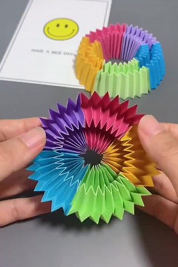 Crea figuras mágicas de origami con círculos de papel