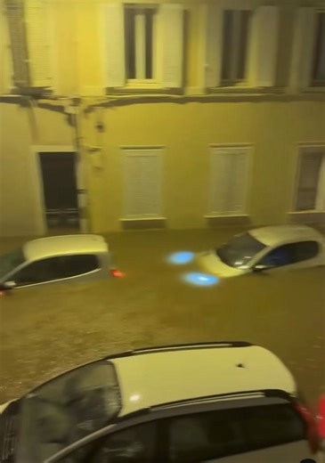 CATASTROPHIQUE... Les inondations de ce 21 septembre 2025 à Toulon (Var-Provence-France). Une grande pensée et bon courage à toutes les personnes très durement touchées par ces violents orages. Merci à Sabine Perez pour cette vidéo. | La Place du Village