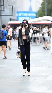 街拍:欣赏漂亮美女逛街瞬间,身材太棒了,你喜欢这种风格吗?