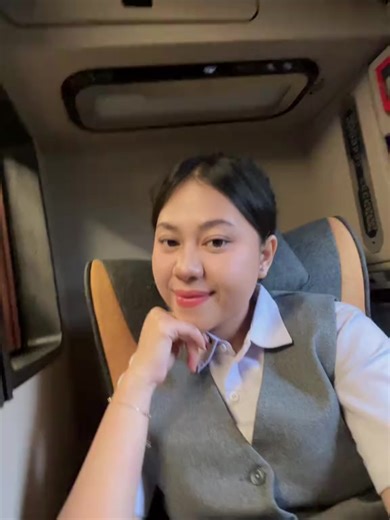 Selamat Bertugas Di Tempat Kerja Yang Baru Untuk Kak Sofi Eka Nanda Dari SMAN 1 Mojosari Mojokerto, Alumni Bina Avia Persada Surabaya Angkatan Juli 2025, Awal Bekerja Sebagai Passanger Service Asistant Bandara Juanda Dan Saat Ini Sudah Bekerja Sebagai Pramugari Bus Eksekutif (Sleeper & Luxury) Mtrans, Sukses Terus Untuk Karirnya Kak Sofi🙏😊. #binaaviapersada #binaaviapersadasurabaya #mojokerto #fypシ❤️💞❤️ #vidioviral