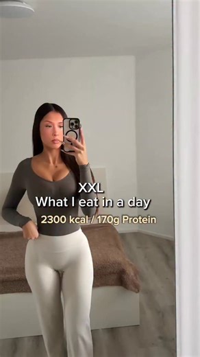 𝒟𝒶𝒻𝒾𝓃𝒶 on Instagram: "XXL What I eat in a day💗Dembloat Kapseln: @oildemde , Code: Dafina um bei eurer Bestellung zu sparen🫶 Frühstück: • 40 g Soja-Flocken • 40 g Haferflocken • 25 g Iso Whey Vanille • 100 ml Milch (1,5 %) • 1 Banane • 5 g Butter • 15 g Protein Creme Haselnuss • Zimt 670 kcal | 50 g Protein Snack • 1 Portion Protein Matcha • 300 ml Milch (1,5 %) 235 kcal | 28g Protein Mittagessen • 125 g Lachs • 1 Lauchzwiebel • 100 g Brokkoli • 200 g Udon-Nudeln (gekocht) • 1 EL Sojasoße