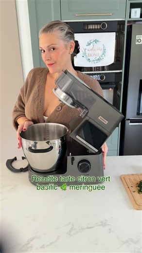 Stephanie Bienvenu on Instagram: "✨ Aujourd’hui, c’est le Cooking Chef qui fait tout… et moi je supervise comme une cheffe. Crémeux citron vert–basilic, meringue italienne, blender thermo-résistant… le robot gère tout du début à la fin. 🔥 OFFRE DU MOMENT : Avec le code STEPHANIE, vous avez 3 accessoires offerts (valeur env. 500 €), dont le blender thermo-résistant que j’utilise. • Paiement en 3x sans frais, ou 4x via PayPal. 👉 Lien en bio si vous voulez adopter le même assistant qui ne se plai