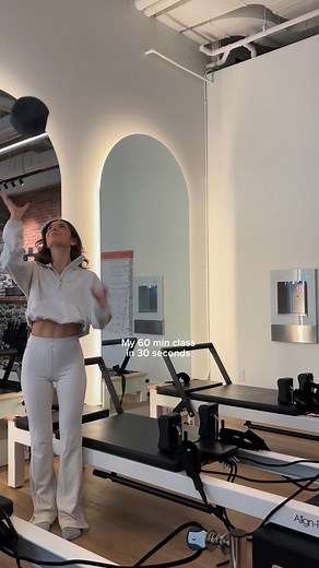 My 60 min reformer class in 30 seconds using the pilates ball!!🤍✨ | lillijankovich