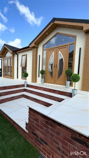 🎥 VIDEO TOUR Step inside this stunning 50x24ft Custom Park Home – a true showcase of luxury and design excellence. Featuring a striking triple-peak roofline, this home is finished in warm cream and brown tones, delivering a timeless elegance with modern comfort. The bespoke layout has been thoughtfully tailored to suit the owner’s family and lifestyle — every detail speaks to quality and care. ✨ What’s your favourite feature? Let us know in the comments below! 👇 📞 Call 01562 746492 to book yo