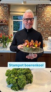 ❄️ Stampot boerenkool 🍴 Recept voor 4 personen Ingrediënten: 1 kg aardappels 500 g gesneden boerenkool 1 runderbouillon blokje 50 ml melk 25 g boter 1 el mosterd Vers gemalen peper 1 of 2 rookworsten 100 g bacon in plakjes 100 g katenspek (Zeeuws spek)in plakjes Scheutje zonnebloemolie om te bakken 50 g Amsterdamse uitjes 50 g kleine augurkjes Paar takjes verse peterselie Bereiding: Schil de aardappels, snijd ze in gelijke stukken en zet ze op in water zodat ze juist onder staan. Voeg een bouil