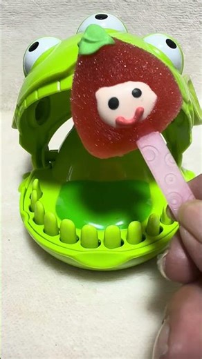 Play Green Alien Dentist Eat Strawberry Candy #youtubeshorts #shortviral #trendingshorts