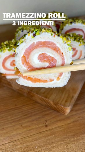 Giuseppe Maiello on Instagram: "🍣 TRAMEZZINO ROLL SOLO 3 INGREDIENTI 😋 Bisogno di un’idea per un pranzo o una cena veloce? Questi rolls sono perfetti sia come pasto completo, che come aperitivo! Sono facilissimi, light, e super sfiziosi! Puoi prepararne di mille varianti, li proverai?? 🤩 Lascia un “MI PIACE” è il tuo modo di dirmi grazie 🙏🏻❤️ 📲 Salva la ricetta ✌🏻 Seguimi @giuseppe_healthy Ingredienti x 10 roll : 2 fette pane per tramezzini 150g salmone affumicato 60g formaggio spalmabile