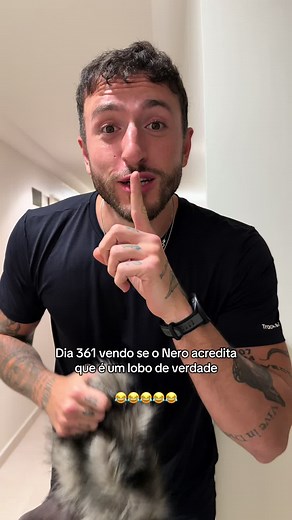 Doberman Nero acredita que é um lobo? Vídeo engraçado com cachorro