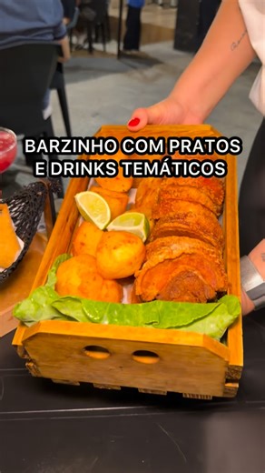Onde ir BH on Instagram: "BARZINHO COM PRATOS E DRINKS TEMÁTICOS 🍹🫕 Uma experiência ótima! O Casarão é perfeito para quem busca boa comida, música ao vivo e um clima super aconchegante. O cardápio tem de tudo um pouco, com opções para todos os gostos — desde as entradas até as sobremesas. Os drinks são lindos e criativos! 🍹🎶 Provamos: * Cruz Credo — Coxa de frango cremosa, desossada e empanada com queijo. Acompanha molho barbecue. R$ 59,90 🍗 * Camafeu — R$ 39,90 🍮 * Torresmin — 1 kg (serve