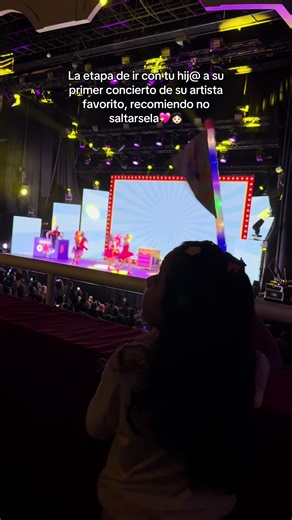 La etapa de ir con tu bebé a su primer concierto de su artista favorito, recomiendo no saltarsela #Maternidad #Mamá #MamásReales #MaternidadReal #VidaDeMamá