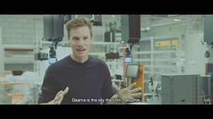 Producten zonder barcode scannen aan de kassa? Makkelijk met de hulp van artificiële intelligentie die groenten en fruit automatisch herkent. In augustus gingen we hier als eerste Belgische retailer mee van start. Onze mensen geven je graag een blik achter de schermen! #anderswerken #samendoen | Colruyt Group