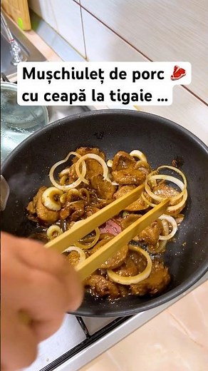 Mușchiuleț de porc 🥩 cu ceapă la tigaie …