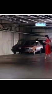 (The Woman in Red) con la bellissima Kelly LeBrock e Gene Wilder 🎥💃 La signora in rosso (The Woman in Red) è un noto film (commedia brillante) del 1984 diretto da Gene Wilder. Nella scena la replica di quella in cui Marilyn si trova con la gonna alzata per il vento che le giunge da sotto. | Cittàmia