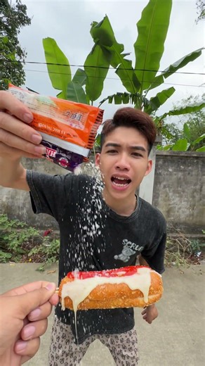 Thử thách bánh mì thơm ngon chấm sữa và những gia vị siêu cay #short