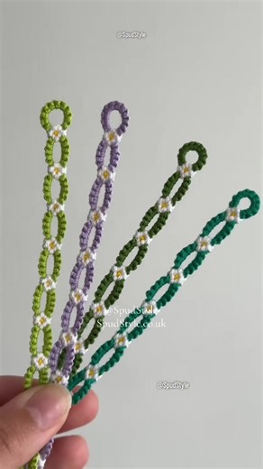 Knot a daisy chain bracelet with me 💐 I have a tutorial showing how to start a bracelet like this in my beginner tutorials playlist if you need it 🫶🏼 #daisychain #spudstyle #braceletbook #friendshipbracelets #onthisday