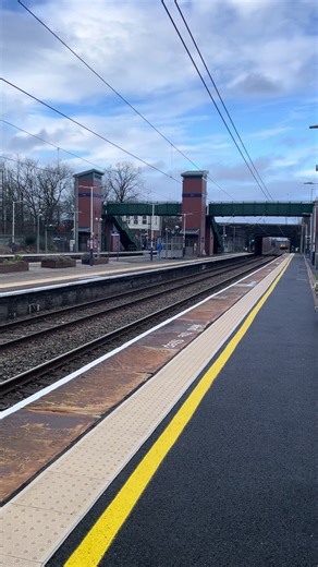 90040 90014 powering through Leyland #trains #wcml #90 #goods