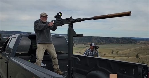 安装消音器的美国m2hb大口径重机枪