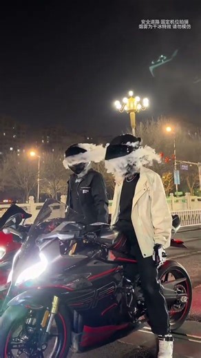 Driver: These two must have fried their CPUs! #PasserbyPerspective# HelmetSmoking#BehindTheScenes