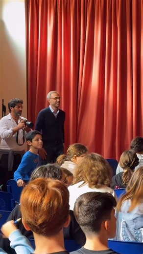 Stamattina abbiamo incontrato gli alunni della scuola media Bagolino di Alcamo insieme agli amici di Sperone 167 per parlare del progetto di rigenerazione del Quartiere Maria Ausiliatrice “Urban Sunrise”. Stare con loro parlando di arte, bellezza, inclusione sociale e solidarietà ci ha dato tanta speranza ma soprattutto fiducia nelle relazioni umane e nel futuro. Trasformando il Quartiere non solo dal punto di vista strutturale ma soprattutto attraverso l’arte e la cultura vogliamo lanciare un s
