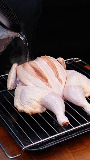 Schmackhaft.tv on Instagram: "So etwas hat noch niemand zuvor gemacht! Das Huhn zergeht auf der Zunge! Zutaten ein ganzes Huhn: 1 St Butter: 180 g Zitrone: 1 St Knoblauch: 20 g schwarzer Pfeffer: 1 g Salz: 2 g schwarzer Pfeffer: 1 g Salz: 2 g Kartoffeln: 800 g Knoblauchpulver: 2 g schwarzer Pfeffer: 1 g Salz: 1 g Olivenöl: 25 ml Pilze: 350 g Karotte: 3 St Rosmarin: 12 g Soße Olivenöl: 25 ml Tomatenmark: 25 g Chili-Flocken: 3 g Knoblauchpulver: 2 g Zwiebelpulver: 2 g Wasser: 300 ml Essig: 20 ml W