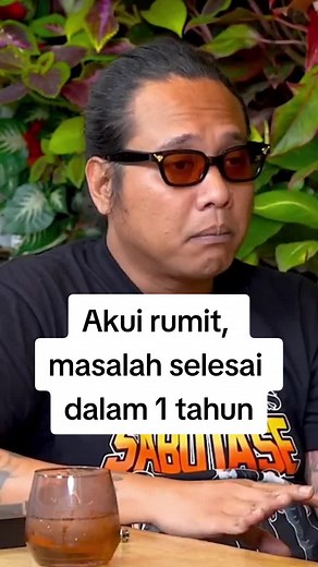Gofar mengakui sulit untuk menyelesaikan masalah yang pernah dialamimya, dia mengatakan bahwa dirinya butuh waktu 1 tahun hingga semua masalahnya selesai. cr : yt curhatbang #podcastclips #podcast #densu #dennysumargo #gofar #gofarhilman