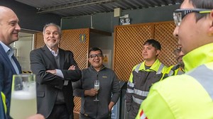 En Epiroc, sabemos que cuando el vínculo es auténtico, siempre hay un camino de regreso. Muchos profesionales que comenzaron su historia con nosotros siguieron creciendo en otros rumbos. Pero el cariño, el propósito y la cultura única de Epiroc los trajeron de vuelta. Porque aquí no solo se construyen carreras, se construyen relaciones que perduran. Volver es reencontrarse con un lugar donde el respeto, la diversidad y el aprendizaje constante siguen siendo el corazón de todo. Es regresar a un e