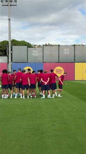 Frenkie reunites with all his teammates! 👋 #fcbarcelona #shorts