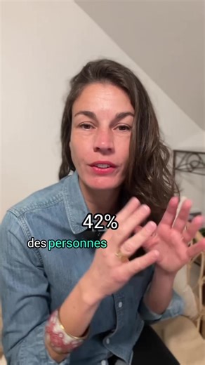 42% des personnes avec un TSA ont aussi un TDAH. C'est énorme, non ? Les deux peuvent coexister, mais ça complexifie l'accompagnement. Exemple : les difficultés sociales. → Dans le TSA : l'enfant ne comprend pas les codes sociaux → Dans le TDAH : il comprend les codes mais a du mal à les respecter (inattention, impulsivité) Dans les 2 cas, ils ont des difficultés pour interagir... Mais pour des raisons différentes. Comprendre cette différence change tout. Parce qu'on n'aide pas de la même manièr