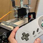 コントローラーのボタン長押しを検知。押しっぱなしの間はサーボモーターが動き、離すと停止（ラズパイZERO・Python）