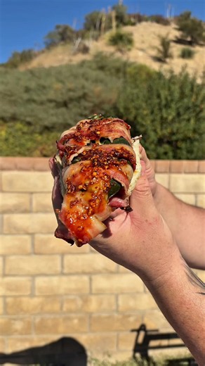 Taco de Chile relleno con carne asada y salsa macha de ajonjoli 🌶️🧀🤤#salsa #carneasada #grill #bbq #chilerelleno