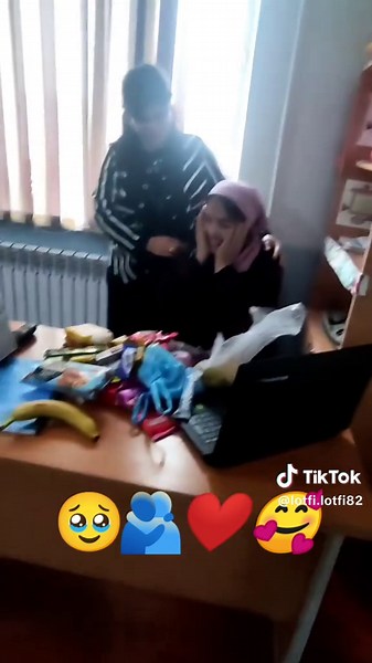 إكرام عاملة النظافة بمفاجأة جميلة