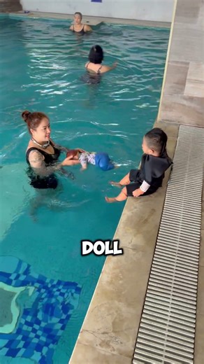 This Mom’s Swimming Trick Actually Works 😳🏊