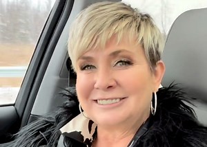 Nathalie Simard plus féminine que jamais en robe nude vaporeuse