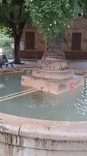Fontaine de Cabasse : la sérénité pure 😆#calme #france #fountain