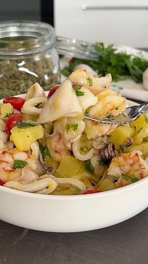 Insalata di Patate con Calamari e Gamberi