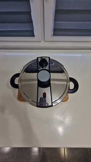 🔥 EKSPRES LONAC OD 7L – AKCIJSKA CIJENA 129 KM BESPLATNA DOSTAVA 2 GODINE GARANCIJE🔥 BRZO, SIGURNO I PRAKTIČNO! ✨ Zašto odabrati naš ekspres lonac? 🍲 Zapremina od 7L – idealna za porodice i pripremu većih obroka. 🍲 Izdržljiv nerđajući čelik – dugotrajan, otporan na mrlje i lako se čisti. 🍲 Višeslojno kapsulirano dno – ravnomjerno raspoređuje toplinu i sprečava zagorijevanje hrane. ✅ Potpuna sigurnost: ✔️ Ventil za kontrolu pritiska – automatski reguliše pritisak za sigurno kuvanje. ✔️ Sigur