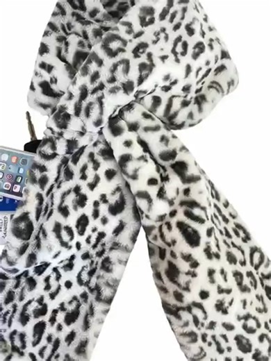 Love scarves? Love pockets? Now you don't have to choose! This invisible pocket scarf is a stylish way to carry your essentials – everything is cleverly hidden away. 🤫 The secret to traveling light and worry-free. 👜🧣#TikTokShopHolidayHaul #tiktokmademebuyit #fyp #TiktokMadeMeBuyIt