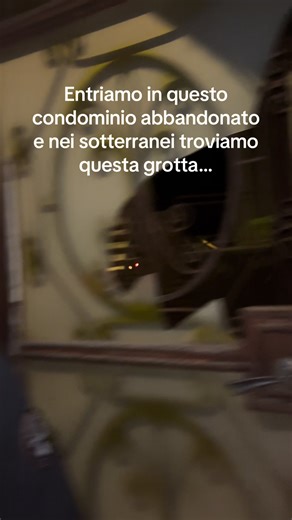 Dopo che ho stoppato la registrazione è arrivato un elicottero che ha puntato la luce sulla grotta e poi se ne è andato volava bassissimo non so chi stava cercando comunque il posto è incredibile #grottaabbandonata #urbexitalia #urbexworld_