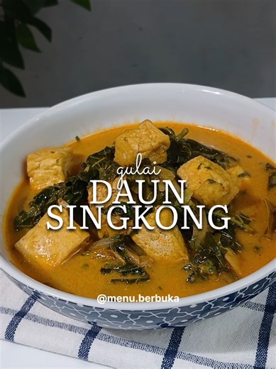 Wajib cobain masakan ini buat menu buka puasa nanti. Resep Gulai Daun Singkong Bahan : 8 buah Bawang merah (rajang) 4 sdm Minyak Goreng (untuk menumis) 3 lembar Daun Jeruk 1 batang Serai (ambil 10 cm dari bawah, memarkan) 500 ml Air 1 sachet Desaku Bumbu Gulai 2 sdt Gula Pasir 1 sdt Garam 1 ikat (125 gr) Daun Singkong (potong melintang 2 cm, rebus 10 menit, tiriskan) 100 gr Labu Siam (potong bentuk korek api besar) 100 gr Tahu (potong dadu - goreng setengah matang) 65 ml Santan Instan 500 ml Air