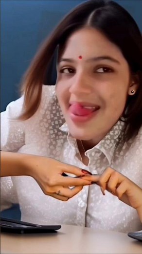 Her finger gestures were wonderfully sharp.