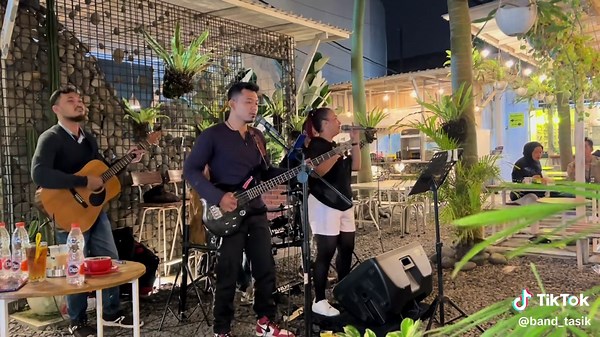 Geisha - Takkan Pernah Ada ( Official Live Cover Video ) . . #LIVEhighlights #TikTokLIVE #LIVE #geisha #takkanpernahada #arielnoah #stage #soundtrending #trend #lagubaper #livemusic #coverlagu #lagucover #bandsekolah #sma #smp #band #band_tasik #bandtasik #bandtasikmalaya #bandwedding #wedding #weddingentertainment #homeband #bandgathering #musikviral #viralvideo #trending #fypシ゚viral