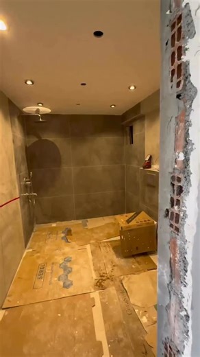 HABER EMLAK on Instagram: "📍 Türkiye “Banyo tadilatında fiyat, metrekareden değil tercihten çıkar.” 2026’da banyo yenileme maliyetini belirleyen ana faktörler: 🛁 Vitrifiye segmenti 🚿 Ankastre / standart duş sistemi 🪵 Özel ölçü banyo dolabı (MDF, lake vb.) 🎨 Duşa kabin yüksekliği ve renk tercihi 🛠️ İşçilik kalitesi ve detay seviyesi Aynı banyo, farklı ürünle iki kat farka gider. Ucuz görünen teklif, çoğu zaman eksik uygulamadır. Kaynak: @icmekandusleri #banyotadilat #emlak #gayrimenkul #yap