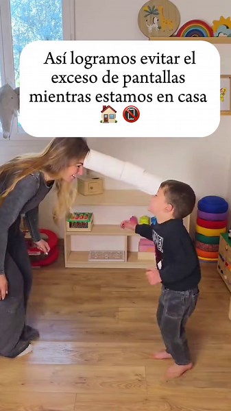 Muchos creen que las pantallas “calman” al niño… pero en realidad pueden interferir en su desarrollo 🧠 El uso excesivo de pantallas en los primeros años puede afectar: ❌ la concentración ❌ el desarrollo del lenguaje ❌ la imaginación ❌ la gestión emocional ❌ la conexión con los demás El cerebro de tu peque necesita experiencias reales: moverse, tocar, explorar y compartir contigo para crecer sano. Ninguna pantalla puede sustituir: ✨ abrazar ✨ descubrir el mundo ✨ escuchar tu voz ✨ jugar juntos C