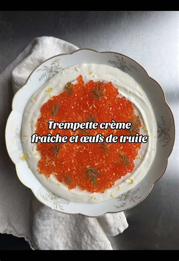 Trempette de crème fraîche et oeufs de truite 🐟🌟 P’tite idée vraiment fancy de trempette à assembler sans effort. À déguster avec des chips hyper croustillantes. La recette est sur domcooks.com #sogood #domcooks #trempette